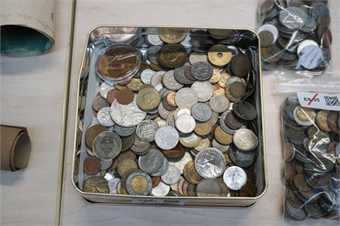 1 Kiste mit 2 kg Münzen und MEdaillen