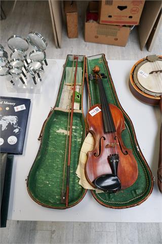 1 Geige im Kasten und Bogen, Zettel in der Geige: Bastiano… unles., mit Gebrauchsspuren