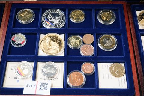 1 Kiste Medaillen und Münzen