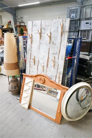 2 Wand Garderoben, 1 Spiegel aus Holz, B: 95 cm, H: 63 cm