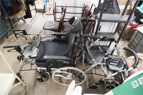 1 Rollstuhl und 3 Rolatoren