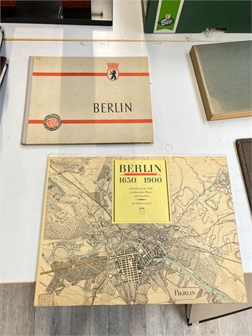 1 Buch, 1 Mappe Berlin