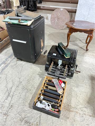 1 antiker Druckermaschine mit Zubehör