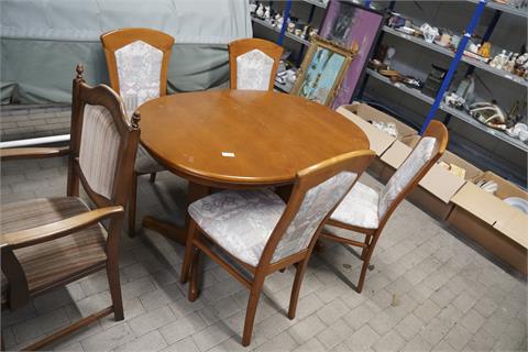 1 ovaler Tisch, 4 Stühle
