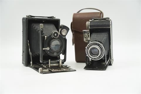 2 antike Kameras