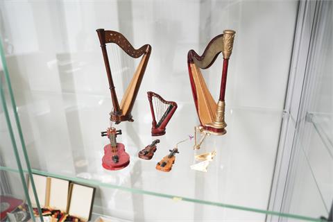 1 Posten Miniaturen, Harfen und Instrumente