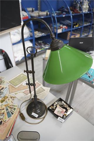 1 antike Messinglampe, Schreibtischleuchte -  höhenverstellbar, grünes Glas, mundgeblasen, Schirmdurchmesser 25 cm